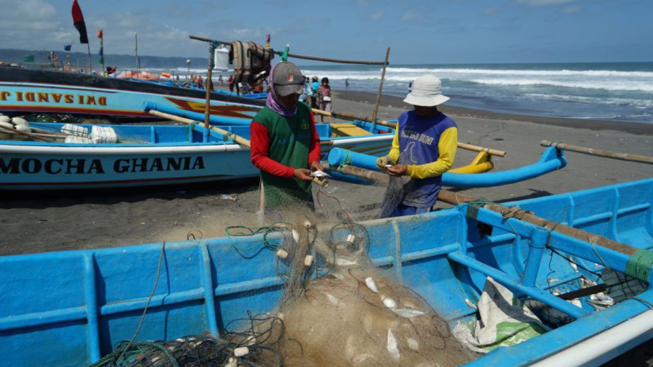 Nelayan mengambil ikan hasil tangkapan di Pantai Depok, Bantul, Daerah Istimewa Yogyakarta, Senin (9/5/2022). ANTARA FOTO/Andreas Fitri Atmoko/pras.