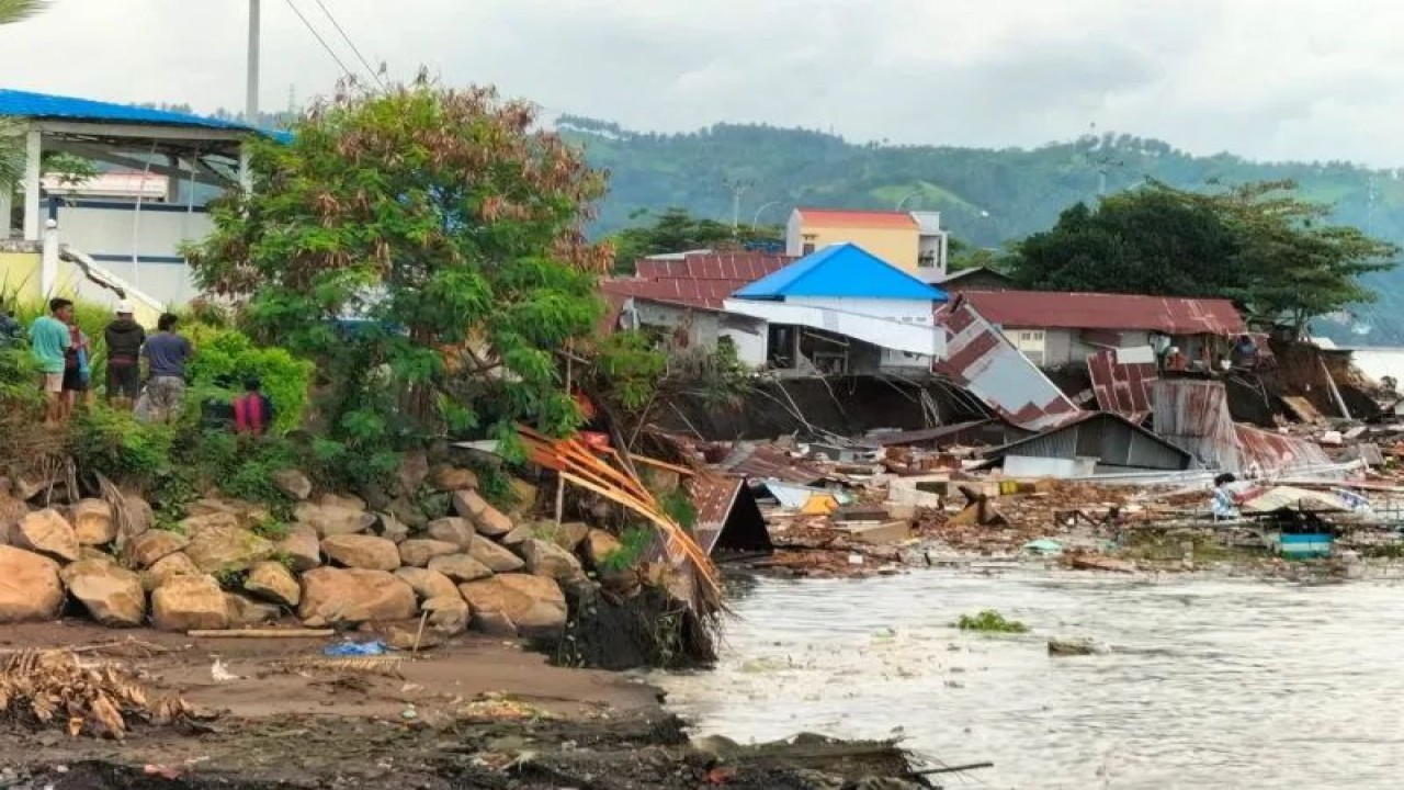 Abrasi pesisir pantai Amurang menyebabkan rusaknya rumah penduduk dan fasilitas lainnya. ANTARA/HO-BPBD Kabupaten Minahasa Selatan. (1)