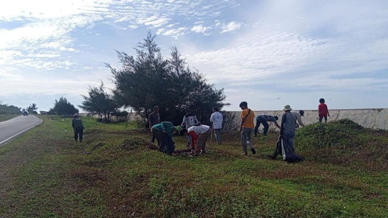 Pihak Dinas Lingkungan Hidup Kabupaten Mukomuko bersama warga membersihkan pantai, Senin (23/1/2023) ANTARA/Istimewa.