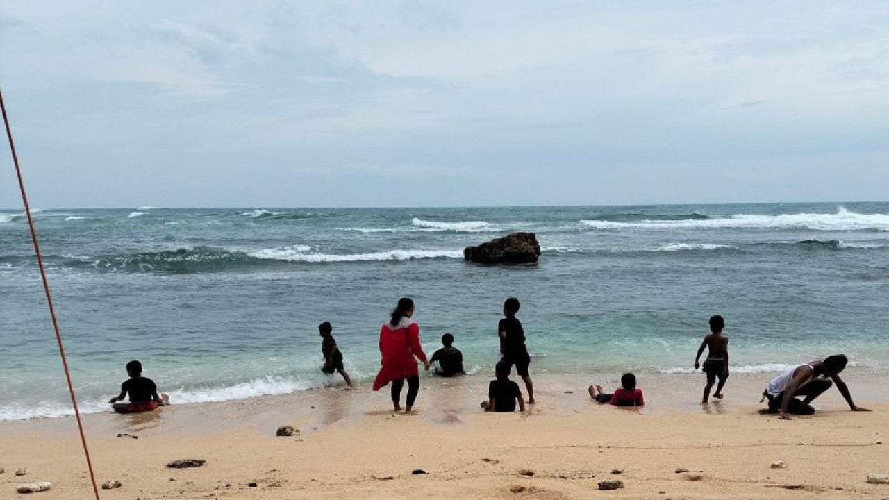 Objek wisata pantai di Gunungkidul. (ANTARA/Sutarmi)
