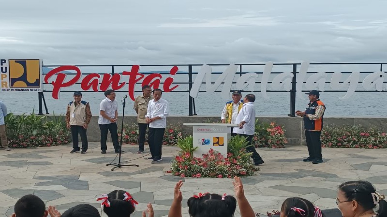 Presiden Jokowi meresmikan Manado Beach Walk (MBW) di kawasan Pantai Malalayang, Jumat (20/1/2023) ANTARA/Karel A Polakitan