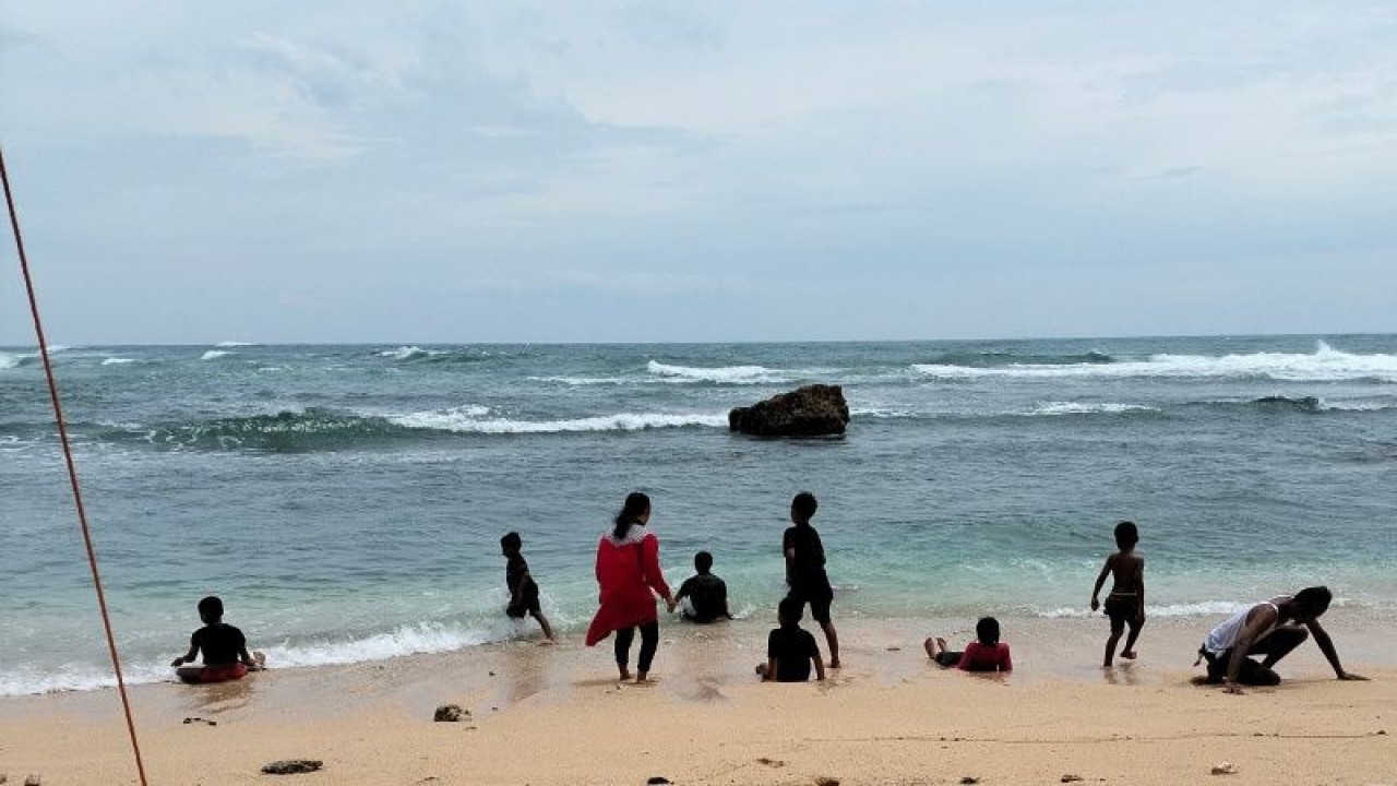 Pantai Nguyahan di Kabupaten Gunungkidul. (ANTARA/Sutarmi)