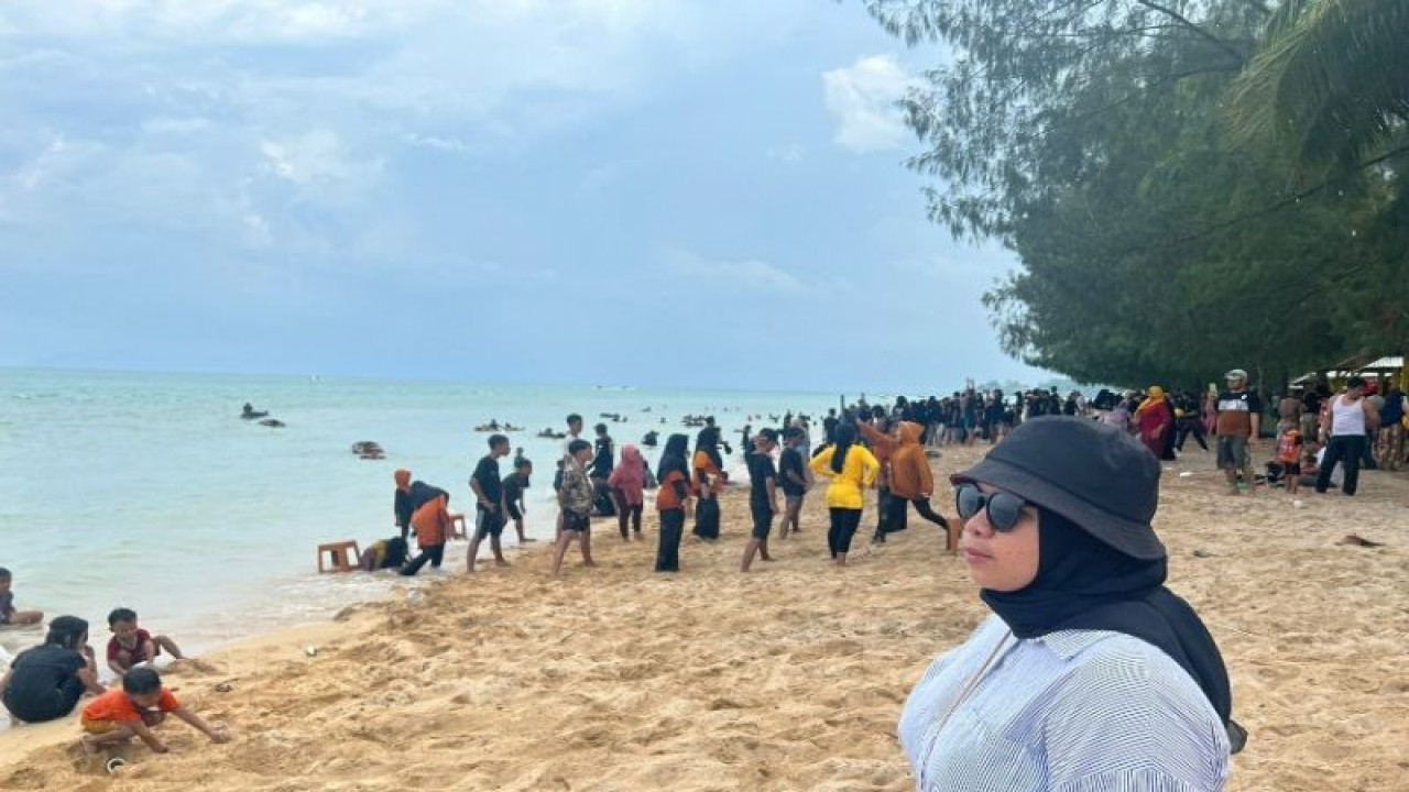 Pantai Toronipa di Kabupaten Konawe, Sulawesi Tenggara dipadati pengunjung saat libur Imlek 2023, Minggu (22/1/2023) (ANTARA/Harianto)