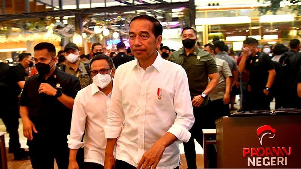Presiden Joko Widodo mengunjungi pusat perbelanjaan Kota Kasablanka (Kokas) Jakarta, Kamis (12/1/2023). ANTARA/HO-Biro Pers Setpres/Rusman/aa, (Handout Biro Pers Sekretariat Kepresidenan/Rusman)