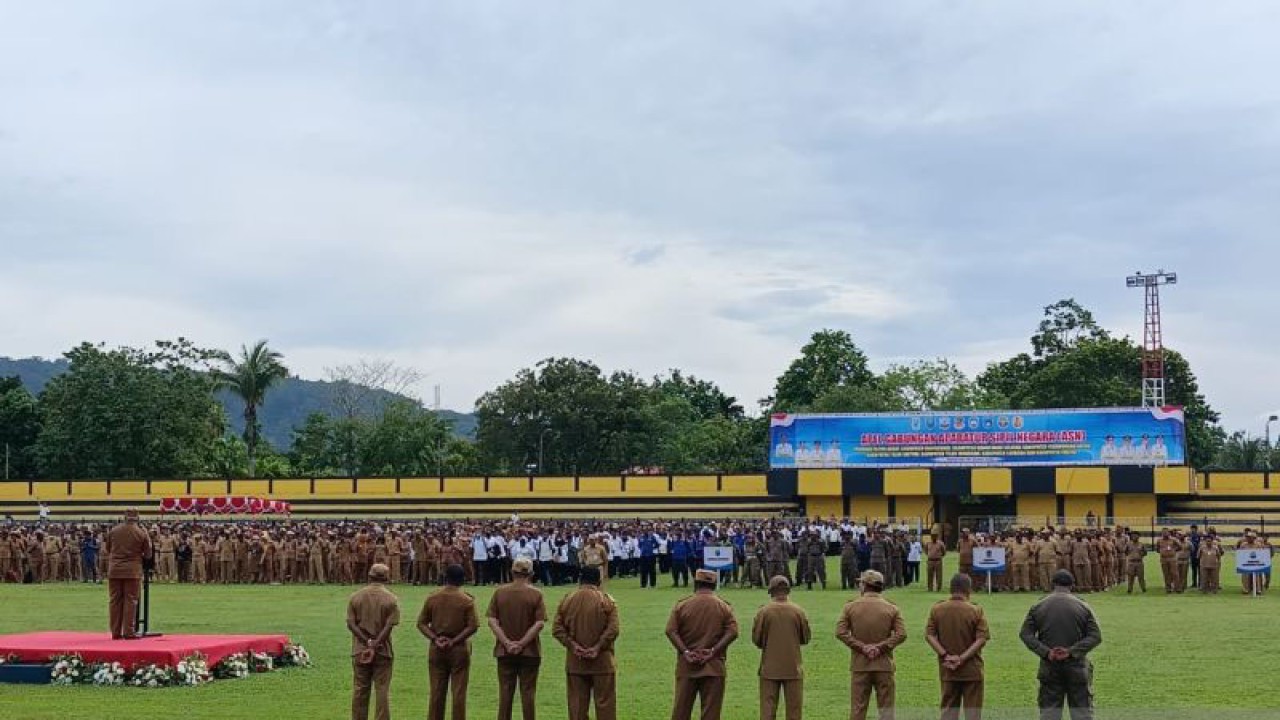 Suasana apel pagi yang diikuti oleh pegawai pemerintah dari tujuh kabupaten di Provinsi Papua Barat di Stadion Sanggeng, Distrik Manokwari Barat, Kabupaten Manokwari, Provinsi Papua Barat, Senin (9/1/2023). (ANTARA/Rachmat Julaini)