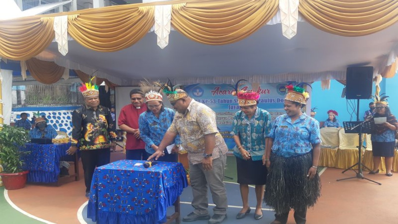 Penjabat Sekretaris Daerah Kota Jayapura, Papua Robby Awi saat menekan tombol sirene tanda peluncuran website sekolah YPPK Dok V Jayapura, Jumat (20/1) (ANTARA/Ardiles Leloltery)
