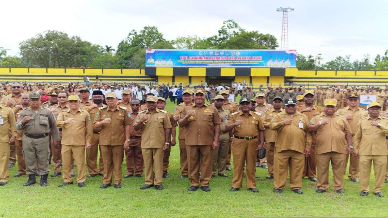 Penjabat Gubernur Papua Barat berfoto bersama bupati dan wakil bupati di wilayah Provinsi Papua Barat. (ANTARA/Tri Adi Santoso)