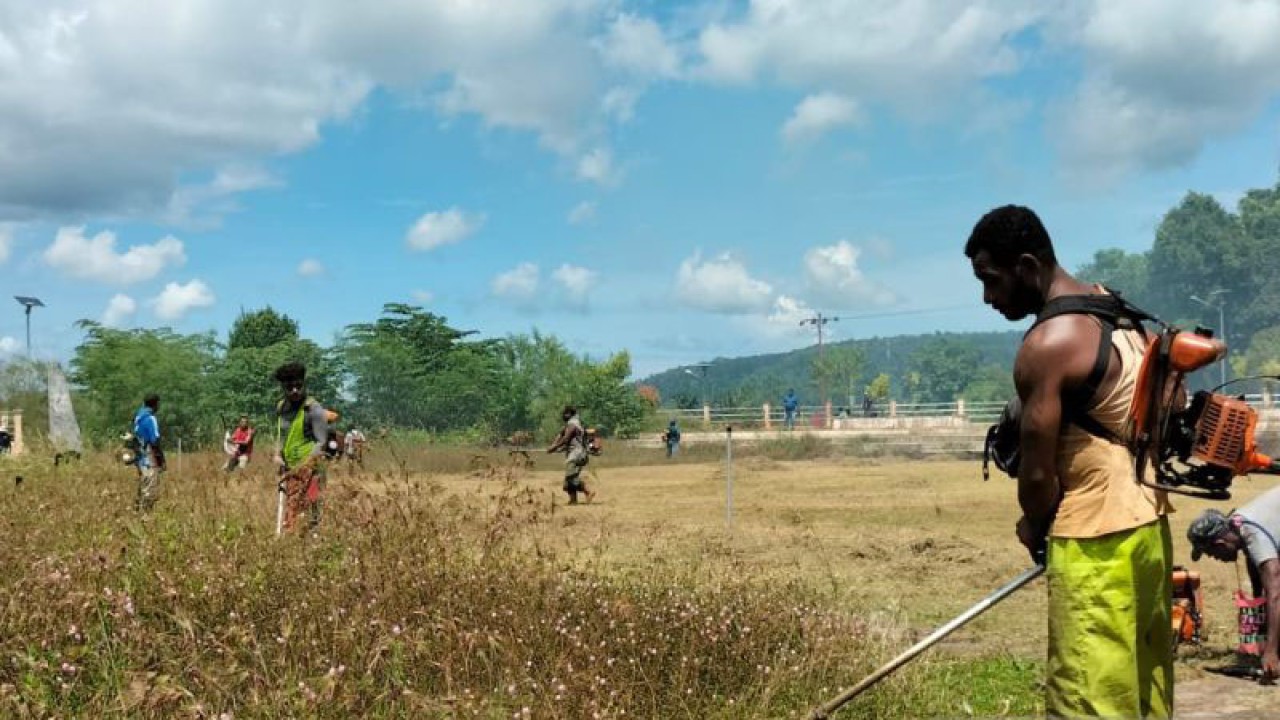 Petugas membersihkan situs perkabaran injil di Pulau Mansinam, Provinsi Papua Barat. (ANTARA/Tri Adi Santoso)