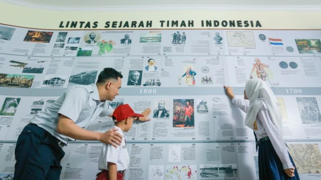 Para pelajar mengunjungi Museum Timah Indonesia di Kota Pangkalpinang. (Aprionis)