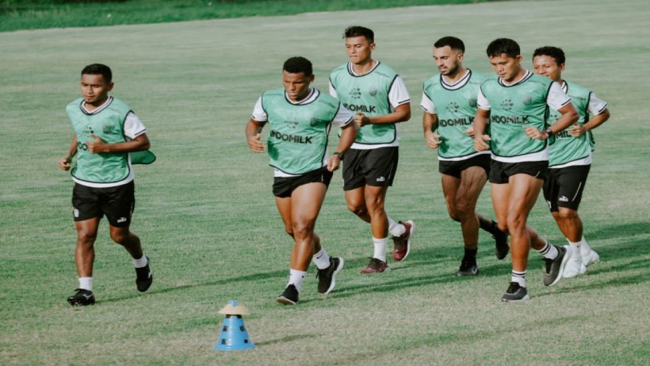 Para pemain Bali United sedang berlatih. (HO/Baliutd.com)