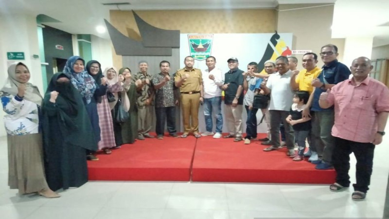 Sejumlah masyarakat pemilik lahan terdampak Tol Padang-Pekanbaru seksi Payakumbuh-Pangkalan datangi Wagub Sumbar untuk nyatakan dukungan. (ANTARA/Dokumentasi Diskominfotik Sumbar)