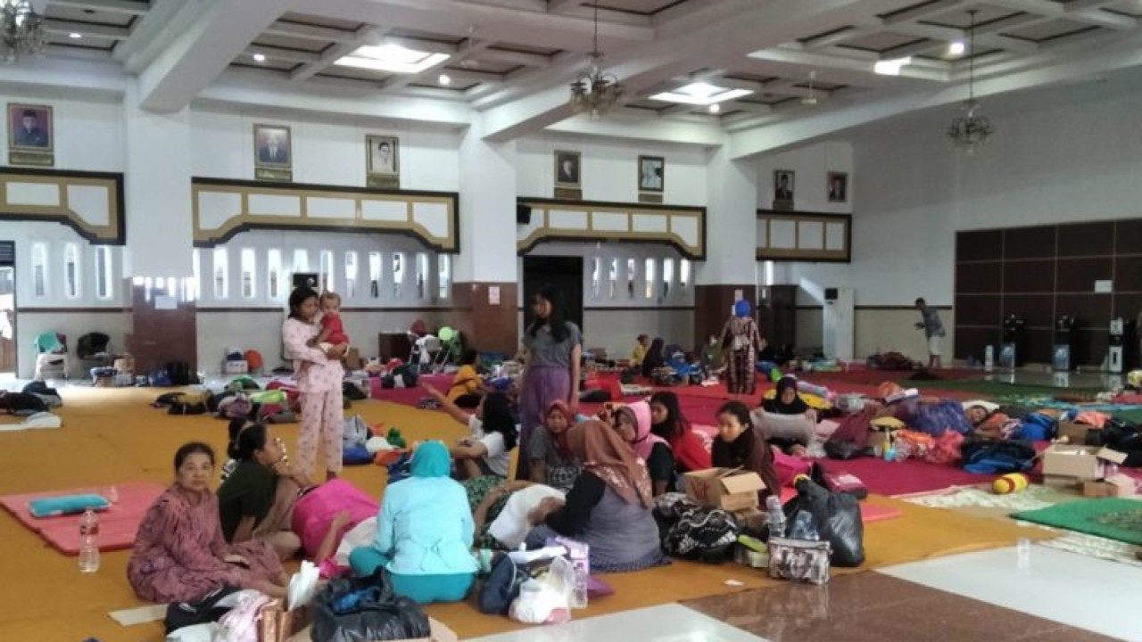 Para pengungsi di tempat pengungsian di Gedung DPRD Kabupaten Kudus, Jawa Tengah, Jumat (13/1/2023). (ANTARA/Akhmad Nazaruddin Lathif)