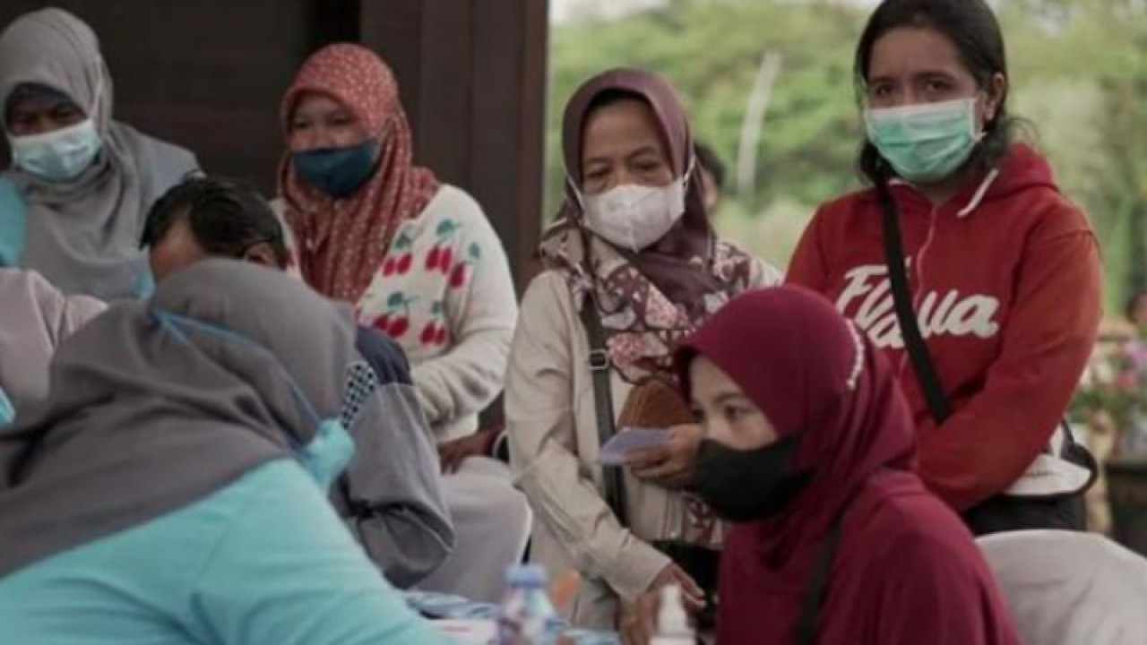 Para petugas kesehatan di Kota Banjarmasin memeriksa kesehatan warga di masa pandemi COVID-19. (ANTARA/HO)