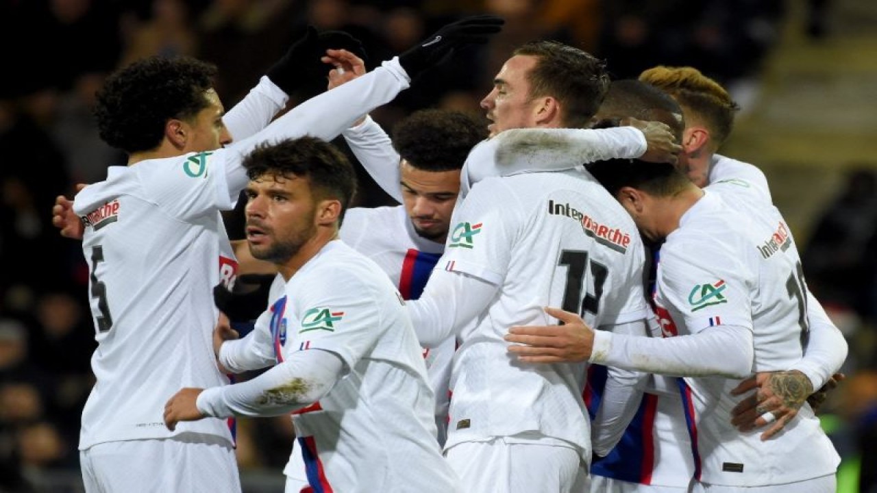 Para pemain Paris Saint-Germain merayakan gol dalam babak 64 besar Piala Prancis antara La Berrichonne de Châteauroux dan Paris Saint-Germain (PSG) di Stadion Gaston-Petit di Chateauroux, Prancis, 6 Januari 2023. (AFP/GUILLAUME SOUVANT)