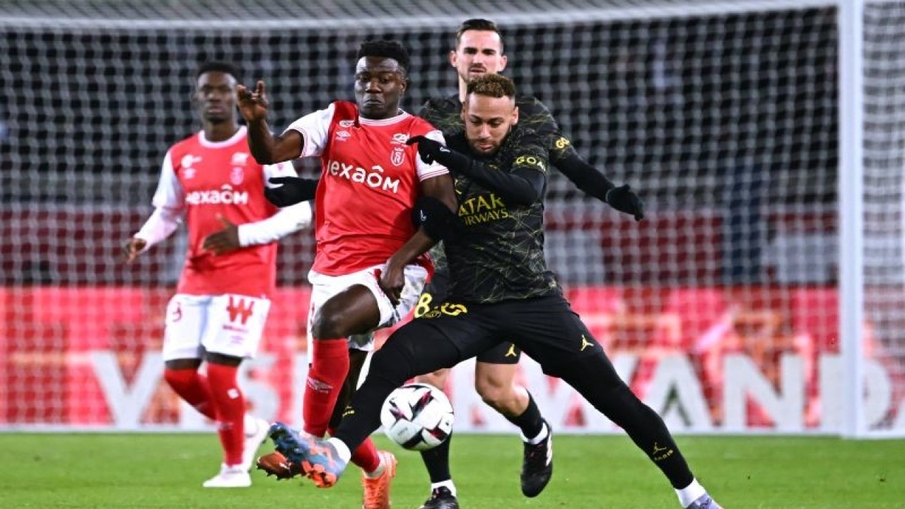 Pemain Paris Saint-Germain (PSG) asal Brazil Neymar (kanan) saat bertanding melawab Stade de Reims di the Parc des Princes stadium, Paris 29 January 2023. (AFP/ANNE-CHRISTINE POUJOULAT)