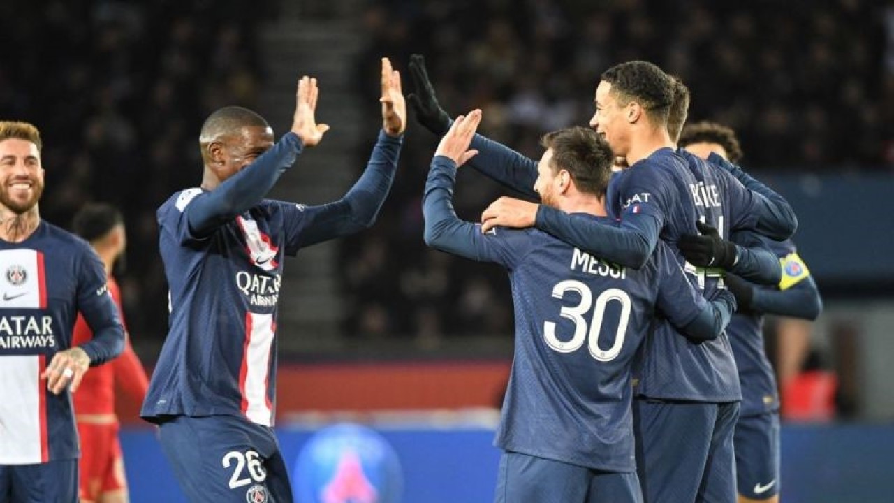 Pemain Paris Saint-Germain Lionel Messi (tengah) melakkan selebrasi setelah mencetak gol kedua timnya dalam pertandingan Liga Prancis melawan Angers di Parc des Princes Stadium, Paris pada 12 Januari 2023. ANTARA/AFP/Bertrand GUAY