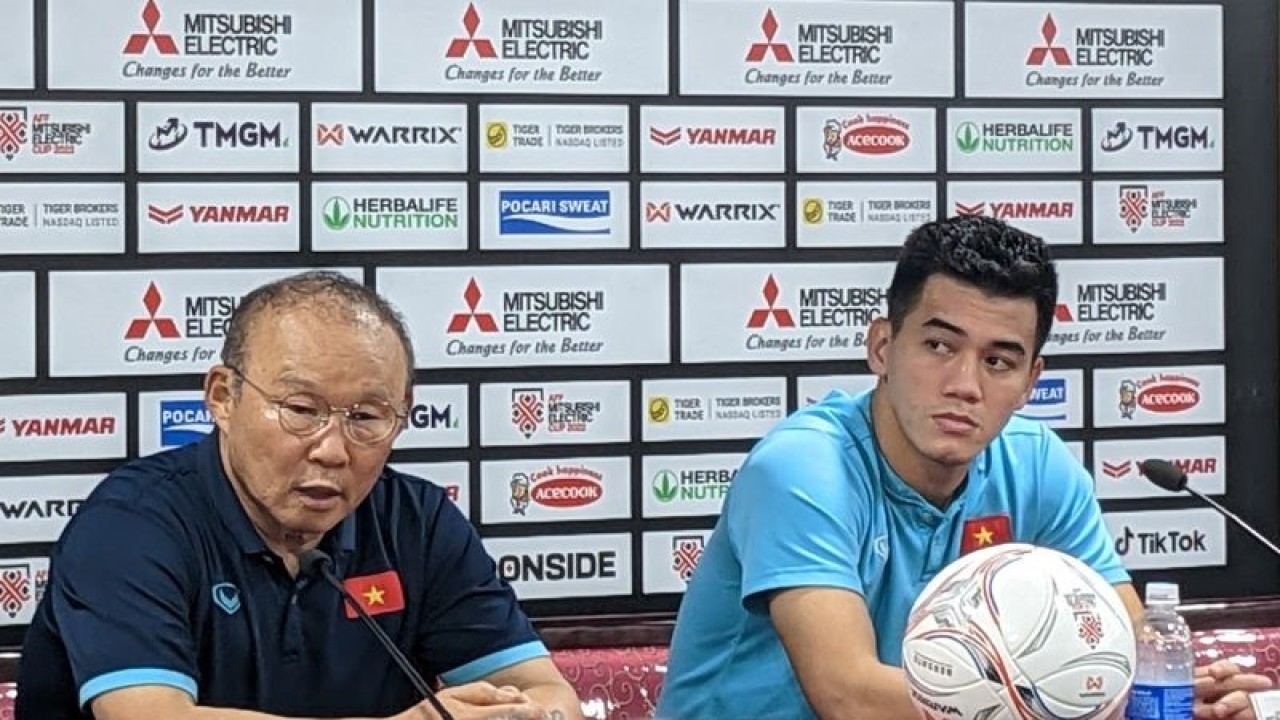 Pelatih tim nasional Vietnam Park Hang-seo (kiri) dan penyerang Nguyen Tien Linh memberikan pernyataan seusai laga leg kedua semifinal Piala AFF 2022 di Stadion Nasional My Dinh, Hanoi, Senin (9/1/2023). (ANTARA/Michael Siahaan)