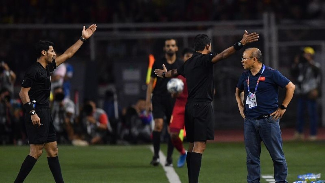 Pelatih Timnas U-22 Vietnam Park Hang Seo (kanan) melakukan protes ketika dirinya mendapat kartu merah saat timnya melawan Timnas U-22 Indonesia dalam final sepak bola putra SEA Games 2019 di Stadion Rizal Memorial, Manila, Filipina, Selasa (10/12/2019). Timnas U-22 Indonesia meraih medali perak setelah kalah 0-3 dari Vietnam. ANTARA FOTO/Sigid Kurniawan/ama (ANTARA FOTO/SIGID KURNIAWAN)