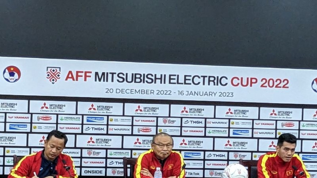 Pelatih tim nasional Vietnam Park Hang-seo (tengah) dan penyerang skuadnya Nguyen Tien Lin (kanan) memberikan pernyataan dalam konferensi pers sebelum pertandingan leg kedua semifinal Piala AFF 2022 kontra Indonesia di Kantor VFF, Hanoi, Minggu (8/1/2023). (ANTARA/Michael Siahaan)