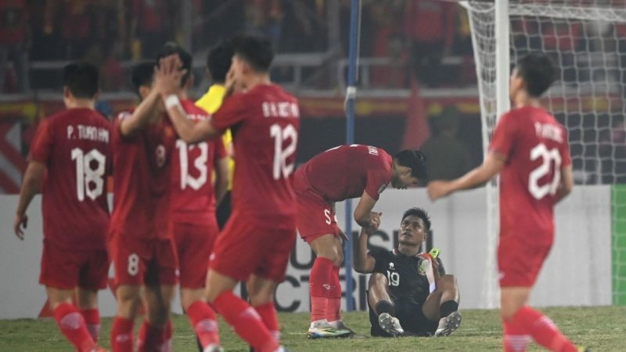 Pemain Vietnam Doan Van Hau (ketiga kanan) Fachruddin Aryanto (kedua kanan) seusai pertandingan leg 2 babak Semi Final Piala AFF 2022 di Stadion Nasional My Dinh, Hanoi, Vietnam, Senin (9/1/2023). ANTARA FOTO/Aditya Pradana Putra/tom.