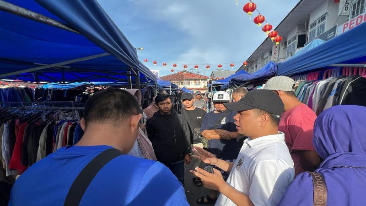 Bupati Sambas Satono saat memantau pasar emperan. ANTARA/Imbran