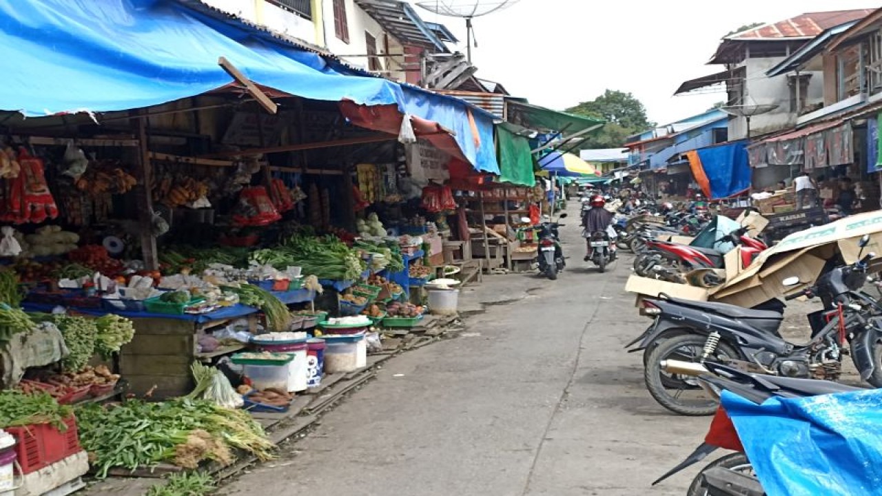 Pasar pagi Putussibau, wilayah Kapuas Hulu, Kalimantan Barat. ANTARA/Teofilusianto Timotius