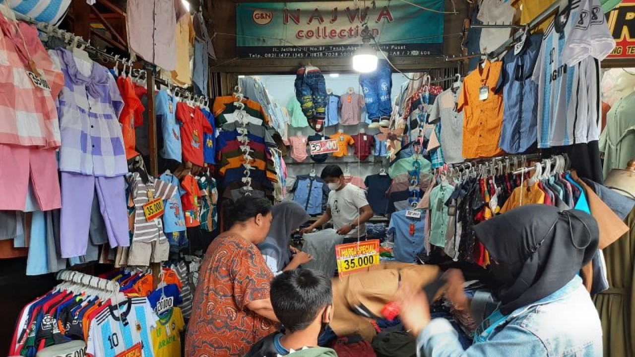 Suasana aktivitas penjualan dan pembelian di Pasar Tanah Abang, Jati Baru, Jakarta Pusat, Senin (2/1/2023). (ANTARA/Ulfa Jainita)