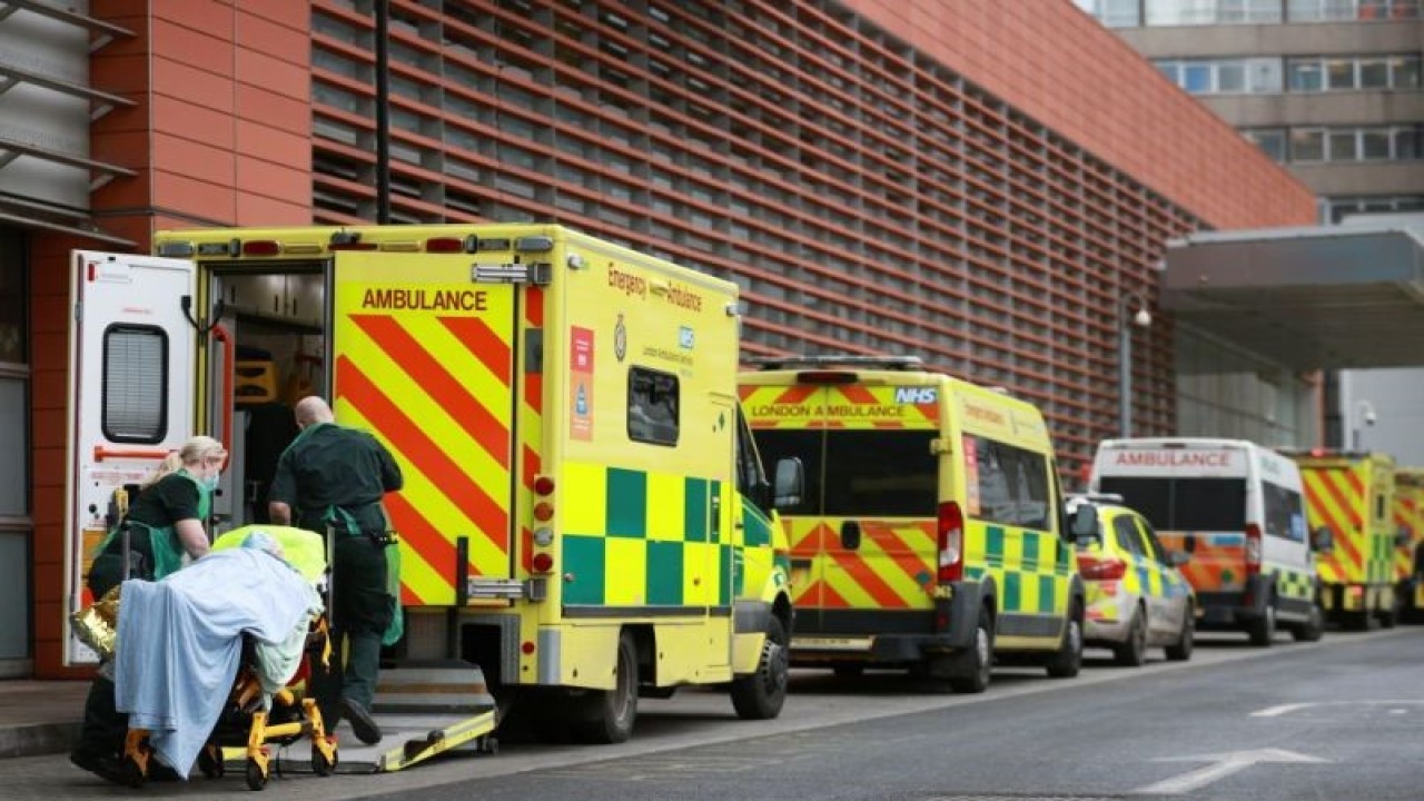 Arsip - Petugas membawa pasien di Rumah Sakit Royal London ketika penyebaran COVID-19 berlanjut, di London, Inggris, Januari 2021. (ANTARA/Reuters/Hannah McKay/as)