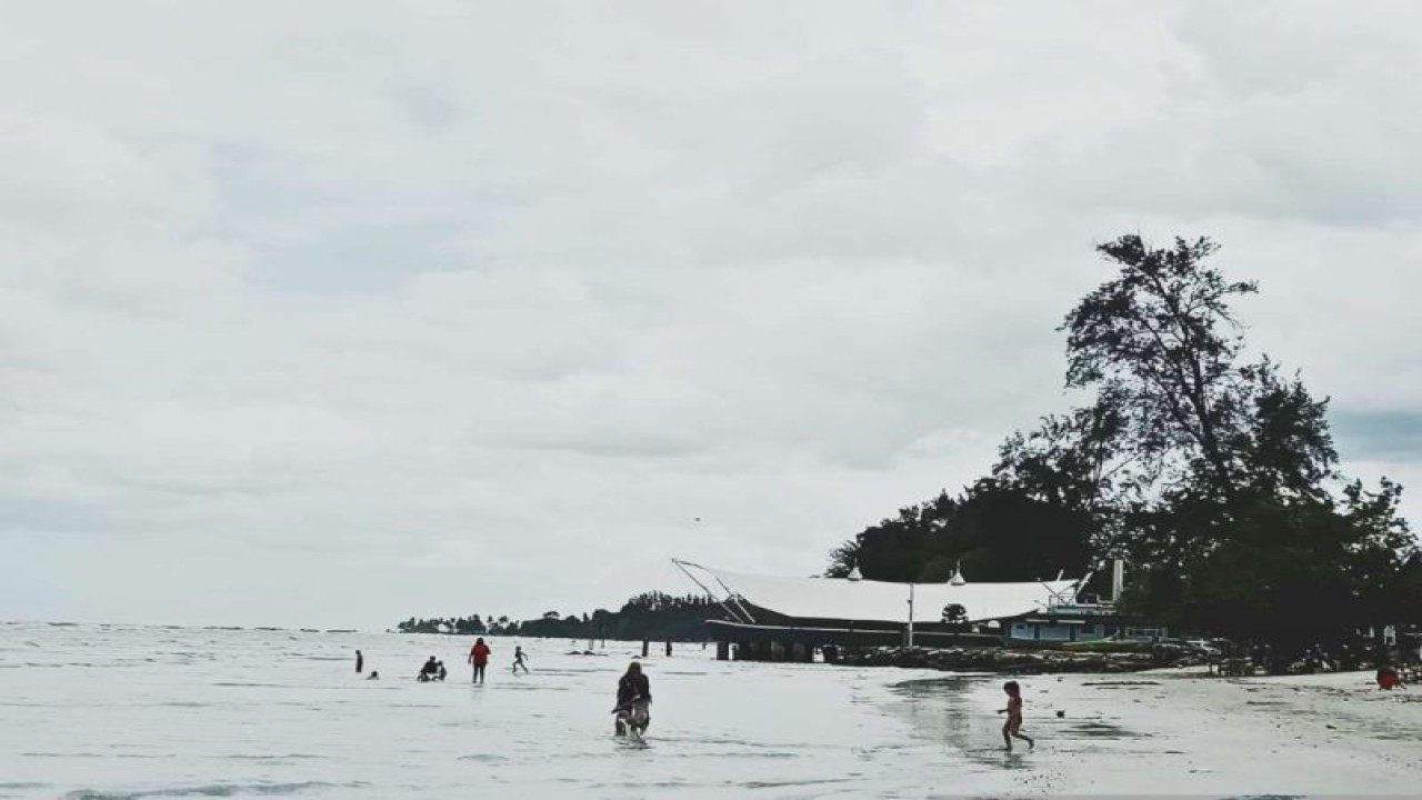 Suasana Pantai Pasir Padi sebagai pantai populer di Kota Pangkalpinang, Provinsi Kepulauan Bangka Belitung (ANTARA/Chandrika Purnama Dewi)