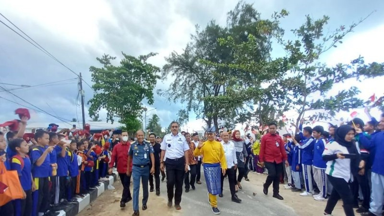 Kepala Staf Kepresidenan Republik Indonesia Jenderal TNI (Purn) Moeldoko saat meresmikan Amenitas Pasir Padi Kota Pangkalpinang. ANTARA/Aprionis