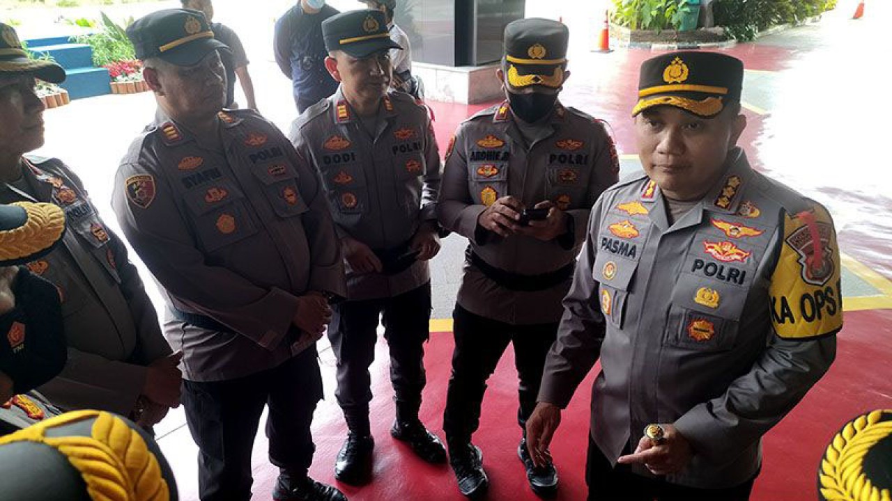 Kapolres Metro Jakarta Barat, Kombes Pasma Royce, saat berkontribusi dengan delapan Polsek di wilayah Jakarta Barat, Kamis (22/12/2022). ANTARA/Walda Marison/aa.