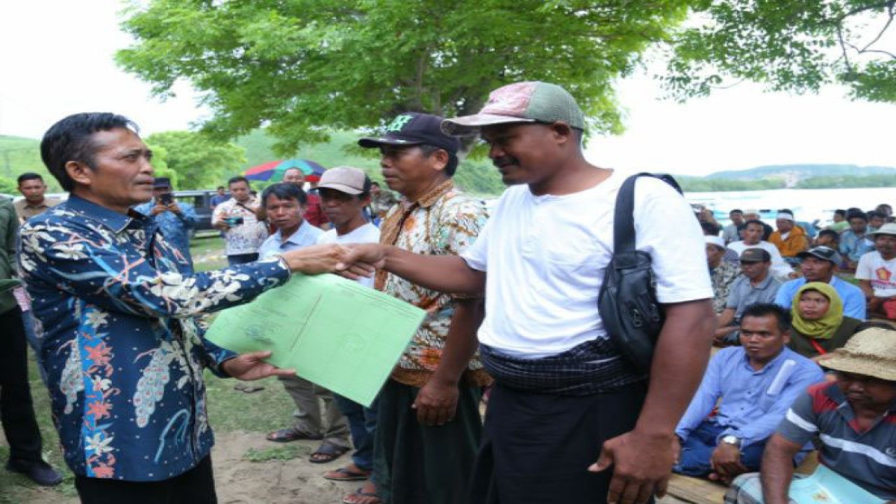 Bupati Lombok Tengah Lalu Pathul Bahri menyerahkan sertifikat bagi nelayan di Lombok Tengah program 2022 dari Kementerian Kelautan dan Perikanan (ANTARA/HO-Humas Pemkab Lombok Tengah)