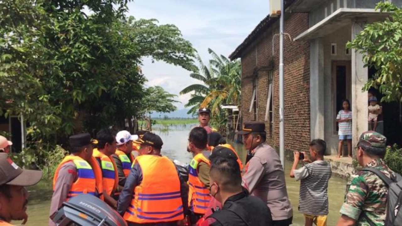 Rombongan Kementerian Sosial menyeberangi kawasan rawa dan sawah dengan perahu karet untuk menjangkau pengungsi banjir di Dukuh Poncomulyo, Desa Gadudero, Kecamatan Sukolilo, Kabupaten Pati, Jawa Tengah, Jumat (6/1/2023). (ANTARA/Devi Nindy)