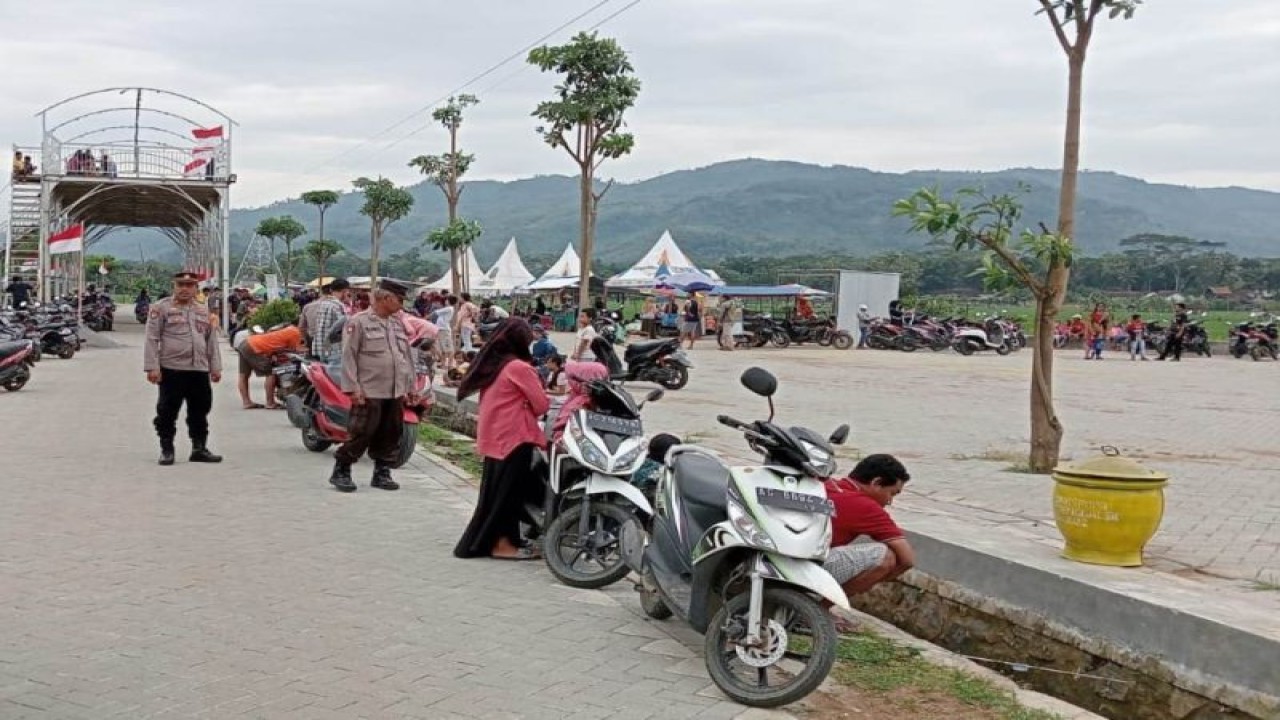 Petugas kepolisian saat melakukan patroli di lingkugan wisata desa di wilayah Gandusari, Trenggalek (ANTARA/HO - Humas Polres Trenggalek)