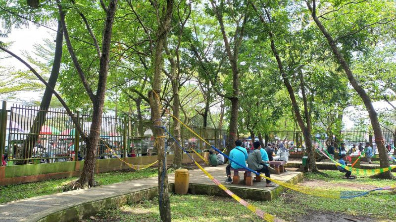 Patroli untuk menjaring pelajar yang bolos sekolah antara lain dilakukan di kawasan Dadaha di Kota Tasikmalaya, Provinsi Jawa Barat. (ANTARA/Feri Purnama)