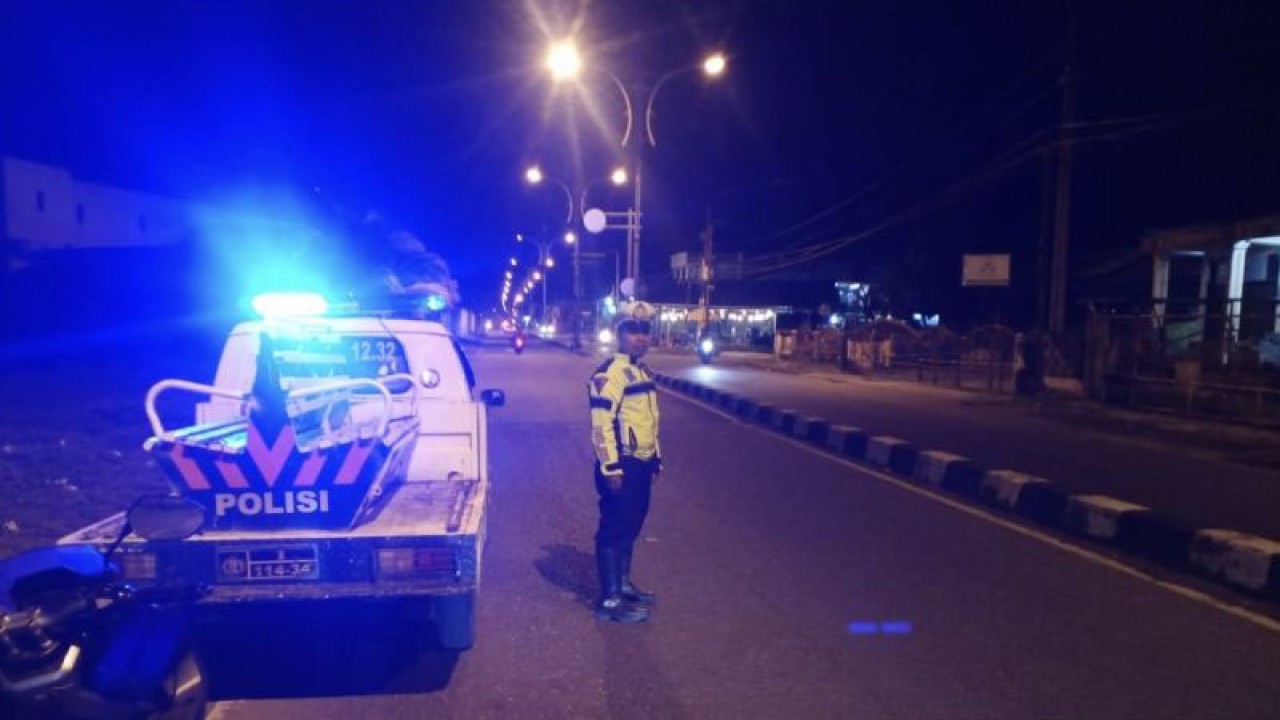 Personel Satuan Lalu-Lintas Polres Aceh Barat melakukan patroli di ruas Jalan Sultan Iskandar Muda, Meulaboh, Aceh Barat, guna mengantisipasi aksi balapan liar di jalan raya, Senin (23/1/2023) malam. (ANTARA/HO-Dok. Satlantas Polres Aceh Barat)