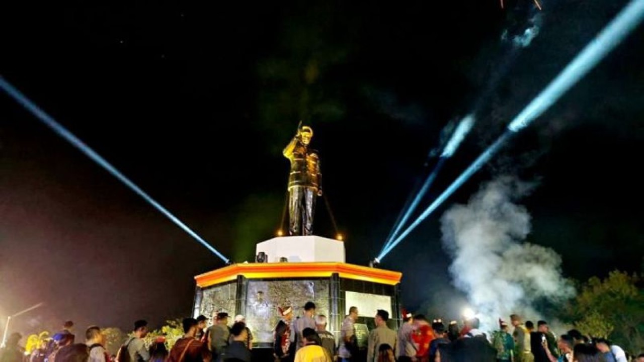 Suasana peresmian Monumen patung Pahlawan Nasional Tjilik Riwut di Bundaran Kantor Bupati Katingan di Kasongan, Sabtu (31/12/2023) malam. ANTARA/Dokumentasi Pribadi