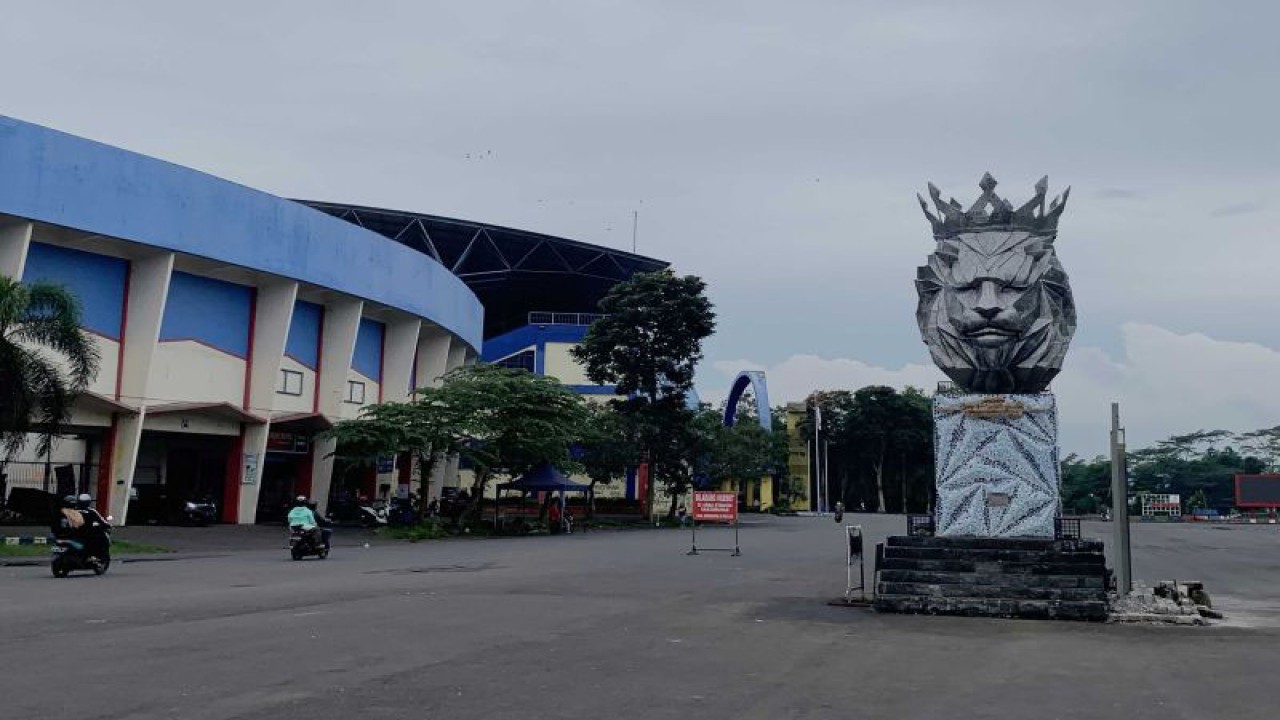 Patung Singa Mahkota yang ada di Stadion Kanjuruhan, Kabupaten Malang, Jawa Timur, Kamis (29/12/2022). (ANTARA/Vicki Febrianto)