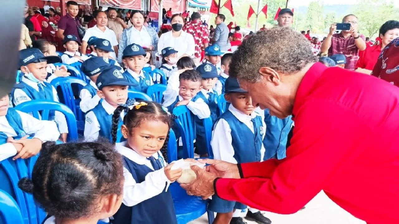 Wakil Bupati Biak Numfor Calvin Mansnembra memberikan asupan makanan bergizi kepada siswa PAUD/TK dalam rangka meningkatkan kecerdasan anak dan mencegah stunting. ANTARA/Muhsidin