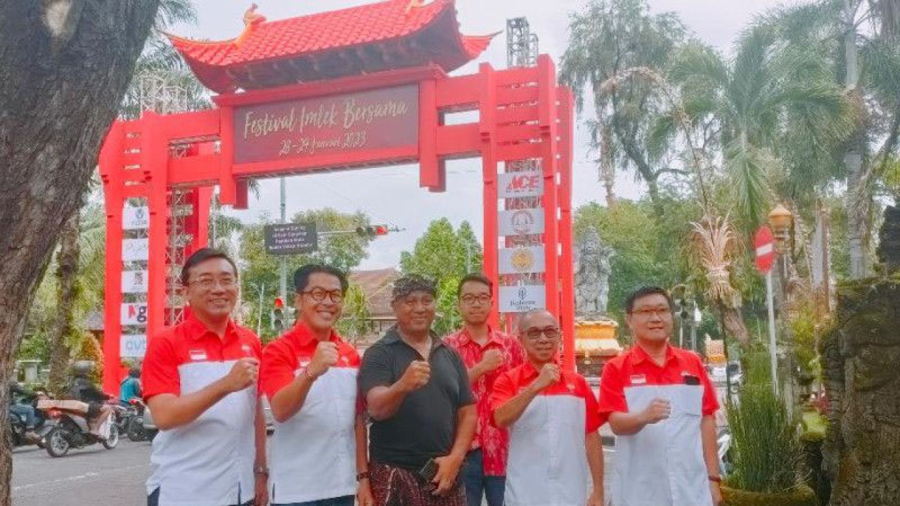 Paulus Herry Arianto selaku Ketua Panitia Acara Festival Imlek Bersama 2023 bersama Ketua INTI Bali Putu Agung Prianta dan jajarannya berdiri di depan gapura China yang terletak di kawasan Jalan Gajah Mada-Patung Catur Muka Denpasar, Selasa (17/1/2023). ANTARA/Ni Luh Rhismawati.