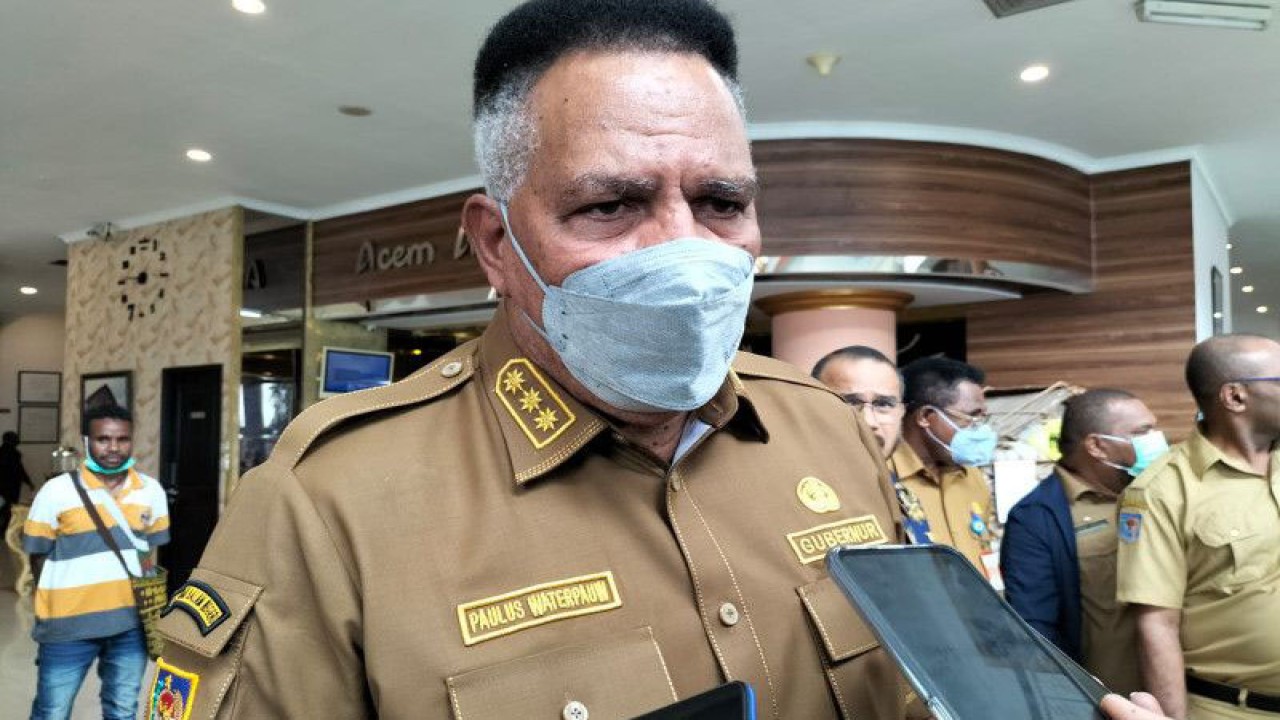 Penjabat Gubernur Papua Barat Paulus Waterpauw saat diwawancara sejumlah awak media di Manokwari, Rabu. (ANTARA/HO Fransiskus Salu Weking)
