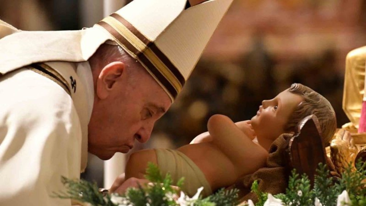 Paus Fransiskus memimpin Misa Kudus Malam Natal di Basilika Santo Petrus, Vatikan, Sabtu (24/12/2022). ANTARA FOTO/Vatican Media/Handout/wsj.