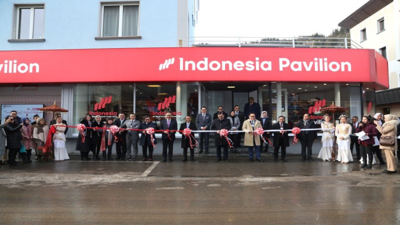 Peresmian pembukaan Paviliun Indonesia di World Economic Forum (WEF) di Davos, Swiss, Selasa (17/1/2023). ANTARA/HO Kementerian Investasi/BKPM.