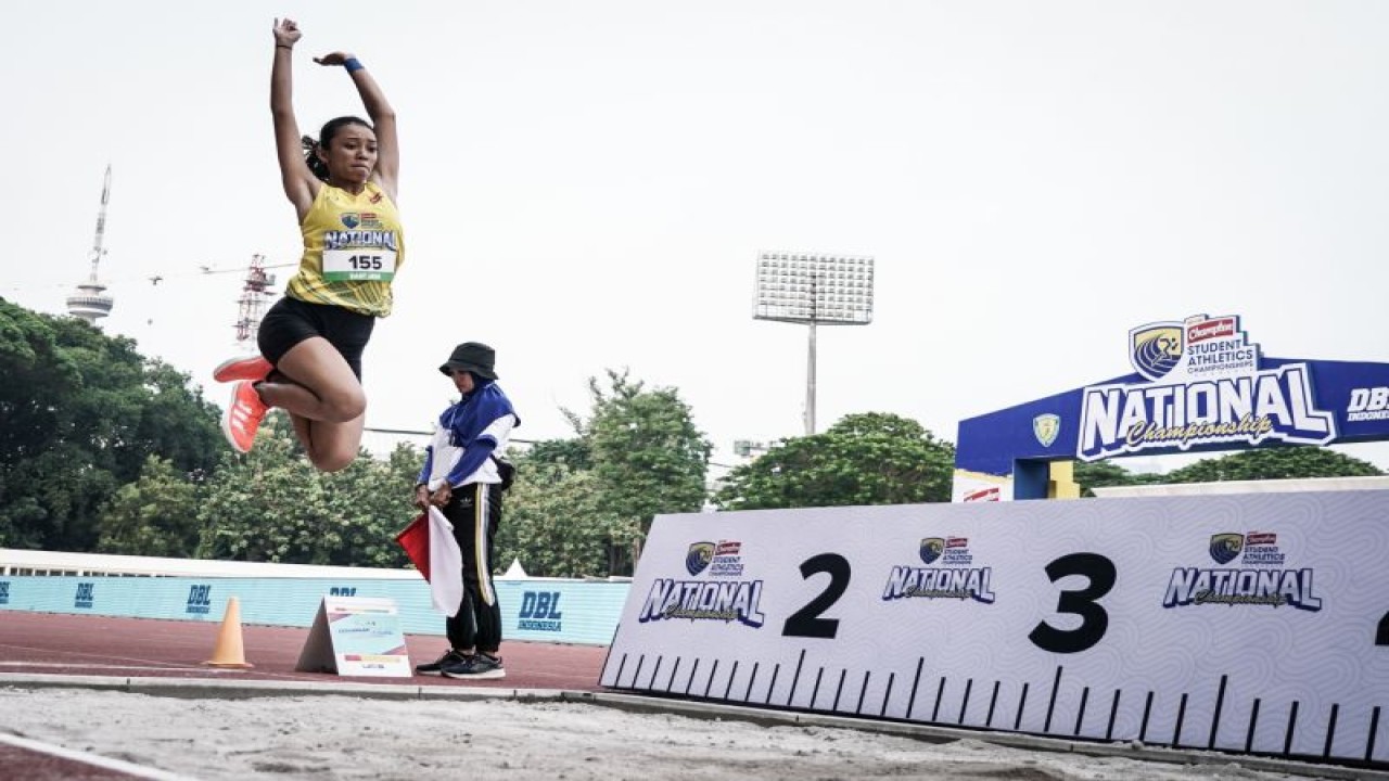 Ilustrasi - Aksi Aurelia Ramadhani dari SMAN 2 Malang dalam babak penyisihan lompat jauh putri Energen Champion SAC Indonesia National Championship di Stadion Madya GBK, Senayan, Jakarta, Kamis (12/1/2023). ANTARA/HO-SAC Indonesia