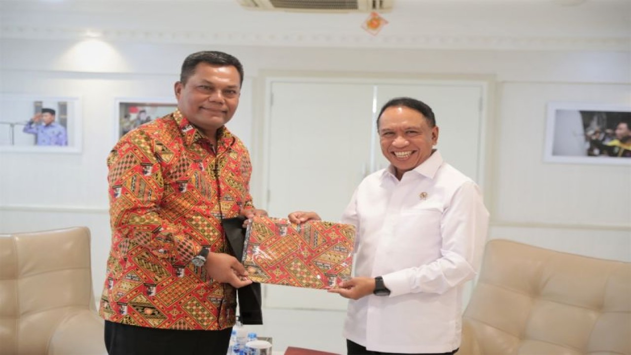 Ketua Umum Pengurus Besar Persatuan Menembak Seluruh Indonesia (PB Perbakin) Letnan Jenderal TNI Joni Supriyanto (kiri) menyerahkan batik kepada Menteri Pemuda dan Olahraga Zainudin Amali setelah membahas persiapan Indonesia dalam menggelar ISSF World Cup 2023 di Kantor Kemenpora, Jakarta, Senin (9/1/2023). (ANTARA/HO-Kemenpora)