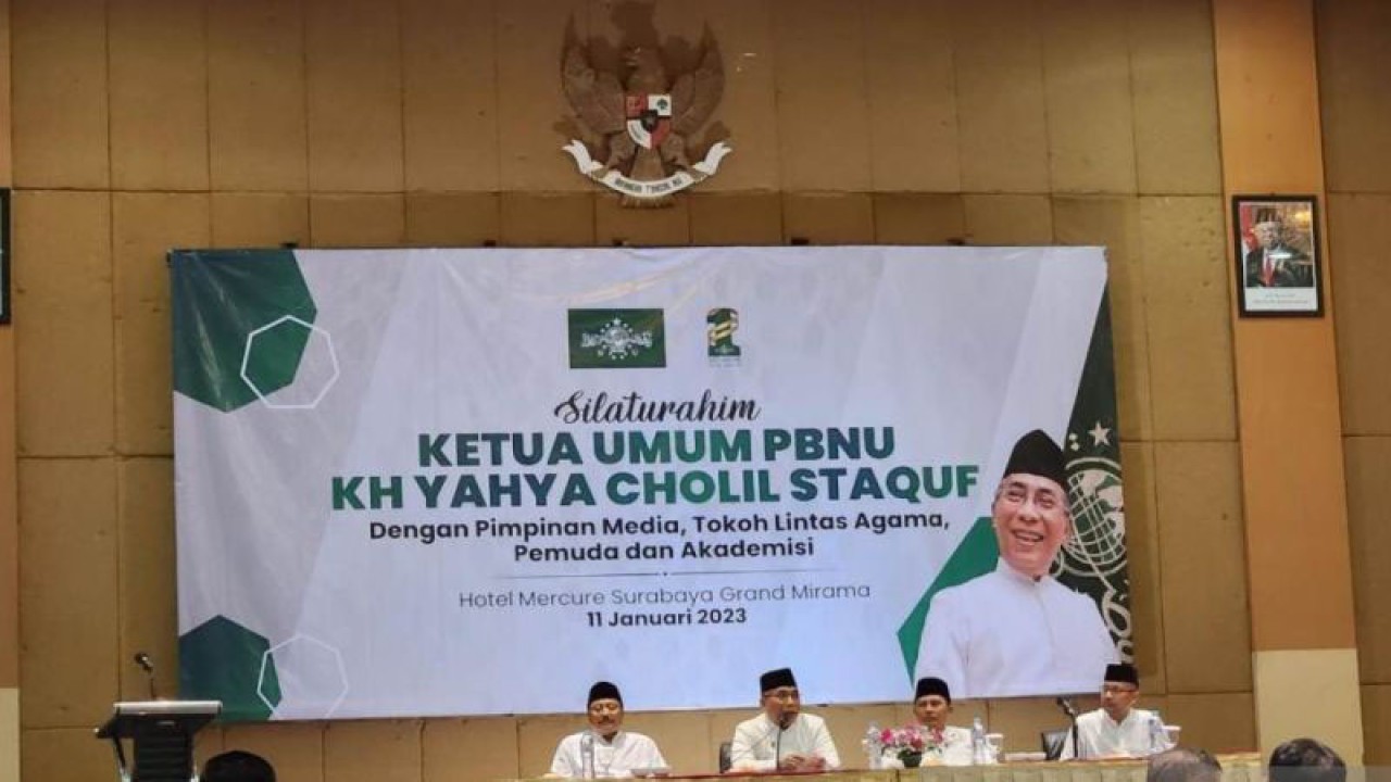 Ketum PBNU Yahya Cholil Staquf (dua kiri) didampingi Sekjen PBNU Saifullah Yusuf (kiri) saat menggelar silaturahim dengan sejumlah tokoh lintas agama, universitas dan media di Surabaya, Rabu (11/1/2022). (ANTARA/HO)