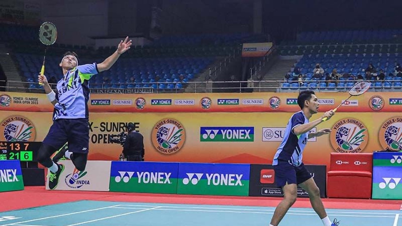 Ganda putra Fajar Alfian/Muhammad Rian Ardianto saat bertanding pada babak perempat final India Open 2023 di New Delhi, India, Jumat (20/1/2023). ANTARA/HO-PP PBSI/aa. (Handout PP PBSI)