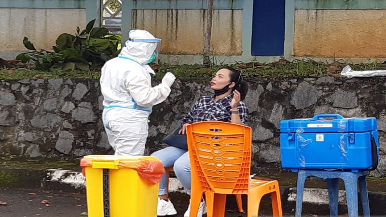 Arsip Foto. Seorang warga menjalani prosedur pemeriksaan untuk mendeteksi penularan COVID-19 di halaman Rumah Sakit Umum Daerah Raja Ahmad Tabib di Kota Tanjungpinang, Provinsi Kepulauan Riau. (ANTARA/Nikolas Panama)