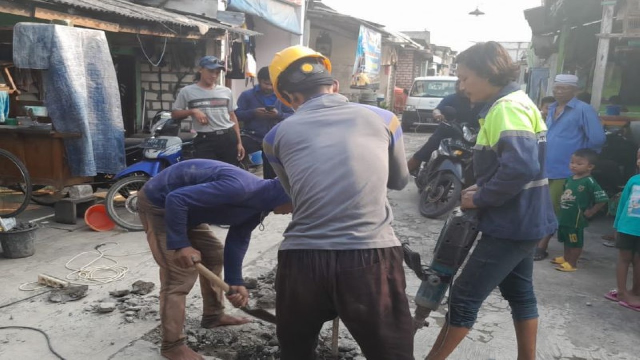 Petugas PDAM Surabaya sedang memasang saluran air PDAM baru di Tambak Asri Selatan I RW 9, Kelurahan Morokrembangan, Kecamatan Krembangan, Kota Surabaya, Jatim, Kamis (12/1/2022). (FOTO ANTARA/HO-PDAM Surabaya)