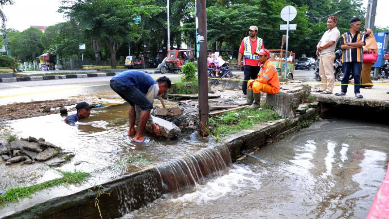 Ilustrasi - Pekerja dari Perusahaan Daerah Air Minum (PDAM) Tirtanadi melakukan perbaikan pada pipa air yang bocor di kawasan Jalan Sisingamangaraja Medan, Sumatera Utara, Selasa (16/7/2019). ANTARA FOTO/Septianda Perdana/ama.
